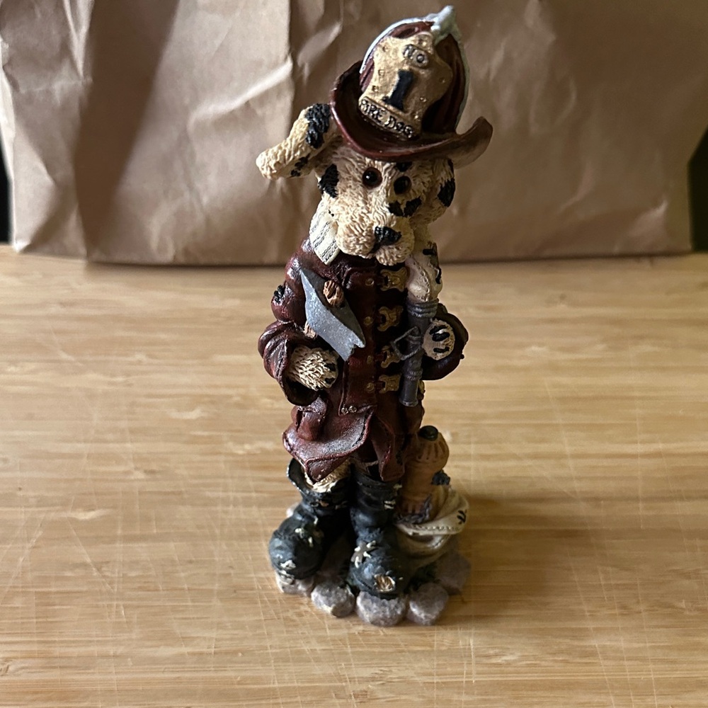 Boyds Bears & friends Fire fighter dog  figurine. Edition /pc#19E/1513